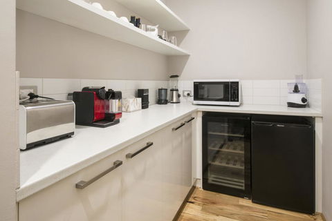 Beachstone - Stylish Spacious Home Opposite Beach And Close To Town - Darwin Holiday 2