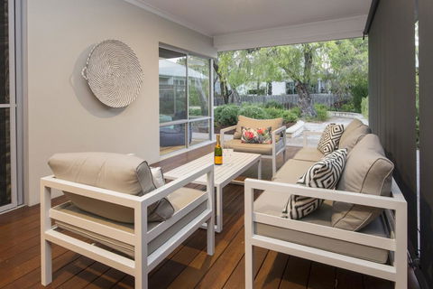 Beachstone - Stylish Spacious Home Opposite Beach And Close To Town - Darwin Holiday 3