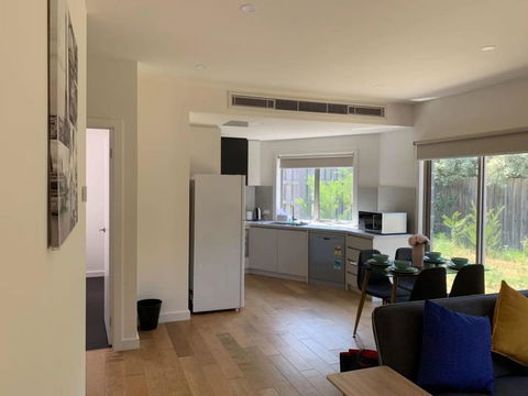 Beautiful Bedroom In Bentleigh East - Darwin Holiday 2