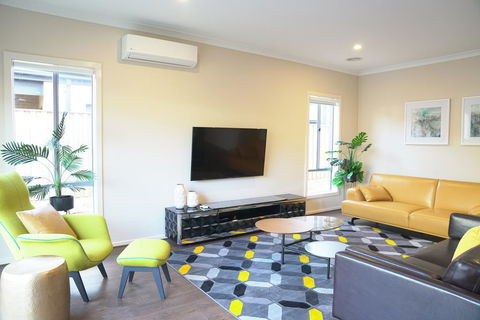 Beautiful House In Melbourne Southwest - Darwin Holiday 1