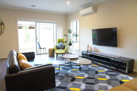 Beautiful House In Melbourne Southwest - Darwin Holiday 3