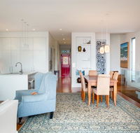 Beautiful Renovated Home With Water Views and Yard - Darwin Holiday