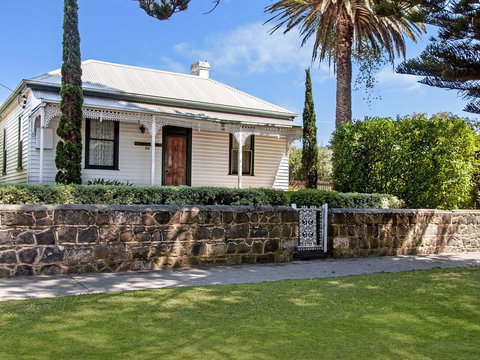 Beauvais - Darwin Holiday 0