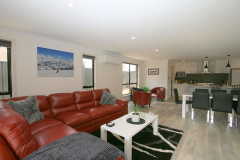 Bedrock - 11 Twynam Street, Jindabyne - Darwin Holiday 3