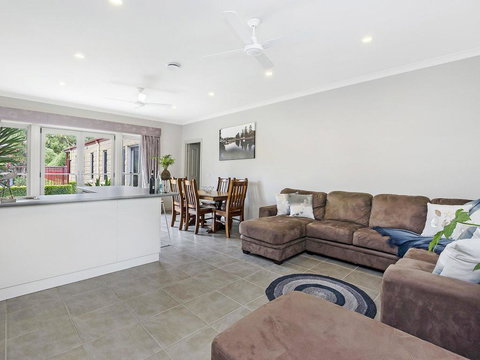 BEL MIREN - DUSTY MILLER - Darwin Holiday 2