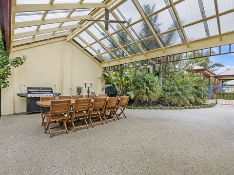 BEL MIREN - DUSTY MILLER - Darwin Holiday 3