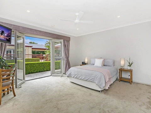 BEL MIREN - DUSTY MILLER - Darwin Holiday 1