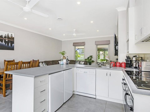 BEL MIREN - ESSINGTON - Darwin Holiday 3