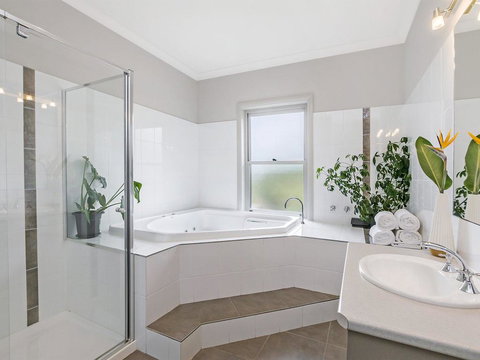 BEL MIREN - ESSINGTON - Darwin Holiday 2