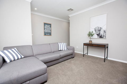 Best Central Wagga Townhouse - Darwin Holiday 3