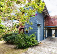 Blue Poles Pets Allowed - Darwin Holiday