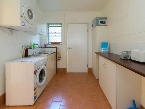 Blue Water Retreat - Upstairs & Downstairs - Darwin Holiday 2