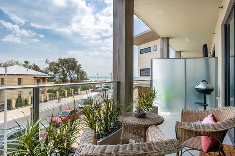 Blue Waters On The Beach: Absolute Beachfront, Views - Darwin Holiday 0