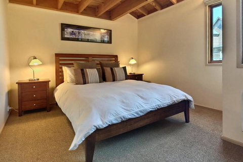 Blue-Bird - Darwin Holiday 0