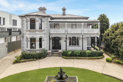The Mansion - Darwin Holiday 0