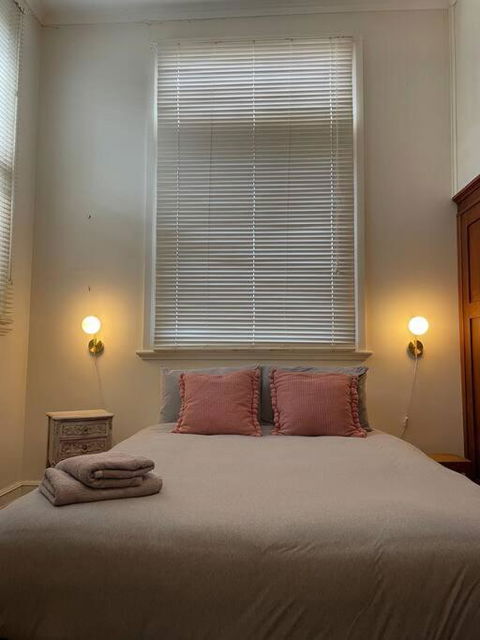 The Merredin Treasury, Art Deco Heritage 2 Bedroom Suite In Merredin CBD - Darwin Holiday 3