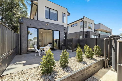 The Moorabbin Townhouse - Comfortable & Accessible - Darwin Holiday 0