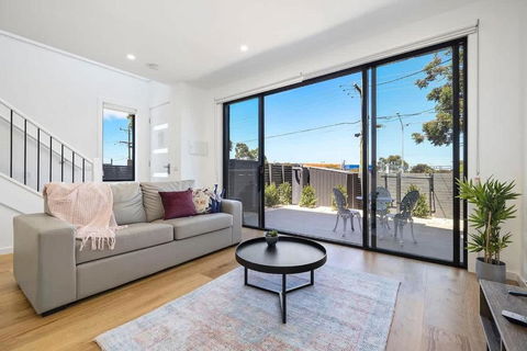 The Moorabbin Townhouse - Comfortable & Accessible - Darwin Holiday 1