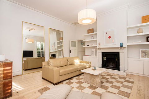 Timeless Gem In Malvern East - Darwin Holiday 1