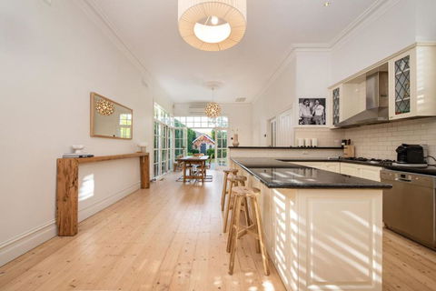 Timeless Gem In Malvern East - Darwin Holiday 2