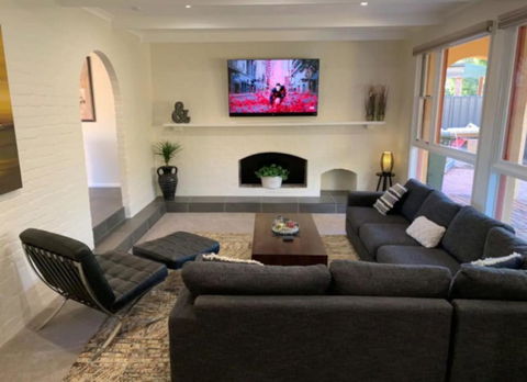 Warm And Spacious 5BR Home W WIFI And Multiple Parking - Darwin Holiday 0