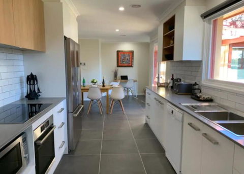 Warm And Spacious 5BR Home W WIFI And Multiple Parking - Darwin Holiday 1