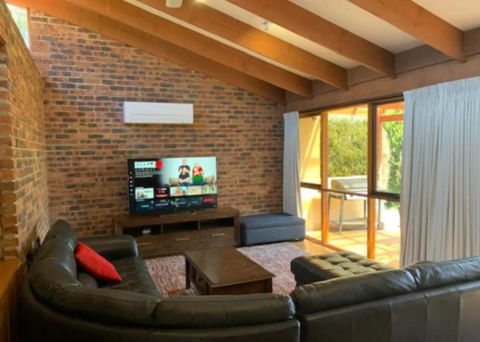 Warm And Spacious 5BR Home W WIFI And Multiple Parking - Darwin Holiday 2