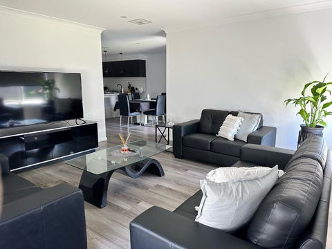 Xquisite - Darwin Holiday 0