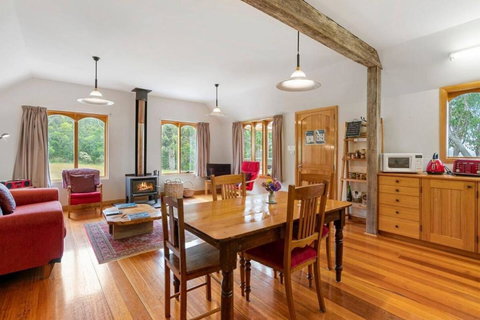 Wine Loft - Cosy Country Retreat With Ocean Views - Darwin Holiday 1