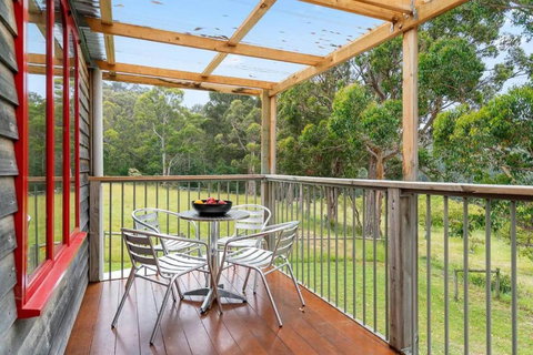 Wine Loft - Cosy Country Retreat With Ocean Views - Darwin Holiday 3