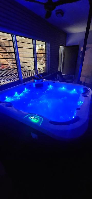 4 BEDROOM GARDENS ESCAPE - CHAMPAGNE STAYS Darwin With SPA - Darwin Holiday 1