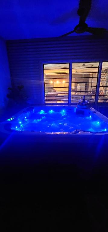 4 BEDROOM GARDENS ESCAPE - CHAMPAGNE STAYS Darwin With SPA - Darwin Holiday 3