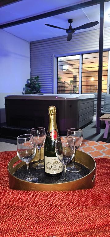 4 BEDROOM GARDENS ESCAPE - CHAMPAGNE STAYS Darwin With SPA - Darwin Holiday 4