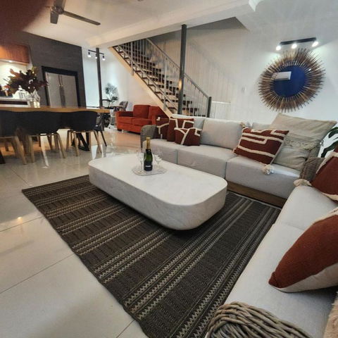 4 BEDROOM GARDENS ESCAPE - CHAMPAGNE STAYS Darwin With SPA - Darwin Holiday 0