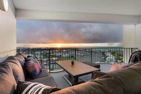 Anchor Point Penthouse 3BR With Marina Views - Pool - BBQs - Darwin Holiday 0