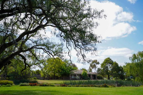 Charming Garfield Farm Stay 4BR Holiday Villa - Darwin Holiday 0
