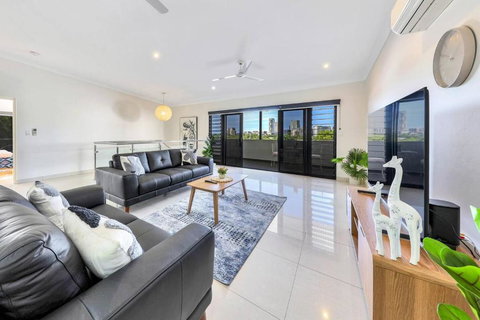 City Skyline Views Luxury 5 Bed Home Pool - Darwin Holiday 2
