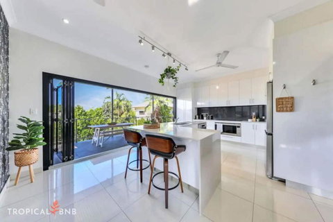 City Skyline Views Luxury 5 Bed Home Pool - Darwin Holiday 4