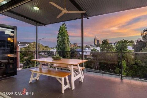 City Skyline Views Luxury 5 Bed Home Pool - Darwin Holiday 3