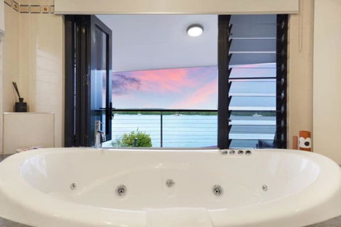 Opulent Ocean View Townhouse - Darwin Holiday 3