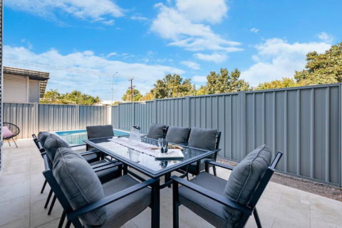 \'The White Belle\' Poolside Paradise At Fannie Bay - Darwin Holiday 1