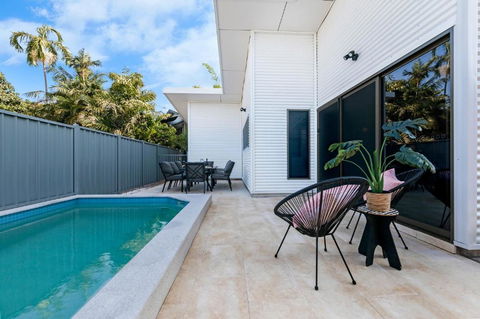 \'The White Belle\' Poolside Paradise At Fannie Bay - Darwin Holiday 3