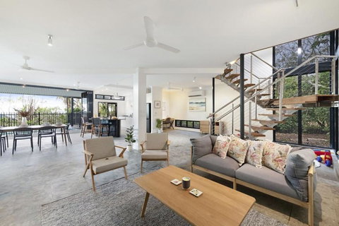 Reef Villa - A Sprawling Waterfront Oasis - Darwin Holiday 1