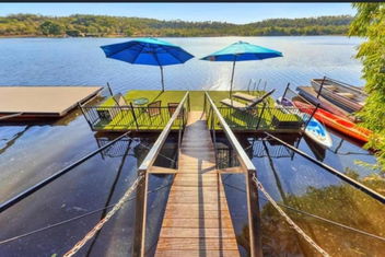 Rumah Surgah On Lake Bennett with Darwin Holiday