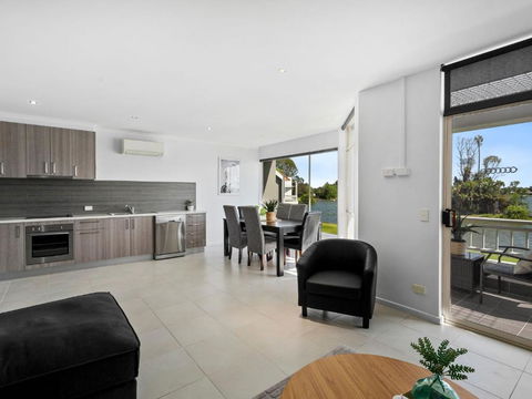 Yarrawonga Lakeside Apartment 50 - Darwin Holiday 2