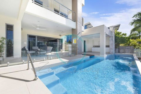 Zen Bayview Bliss: Luxury Marina Mansion - Darwin Holiday 0