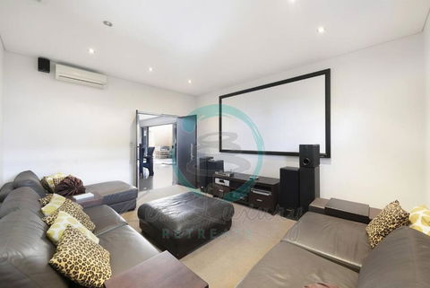Zen Bayview Bliss: Luxury Marina Mansion - Darwin Holiday 1