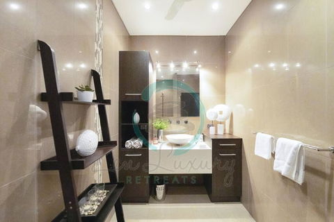 Zen Bayview Bliss: Luxury Marina Mansion - Darwin Holiday 2