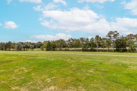 ZMITH Apartment - BROOKE, - Near AIS, GIO Stadium, UC, & Nth - Canberra Hospital - Darwin Holiday 3