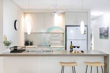 Zen On Stuart: 3-BR Penthouse Pad + Pool + BBQ with Darwin Holiday